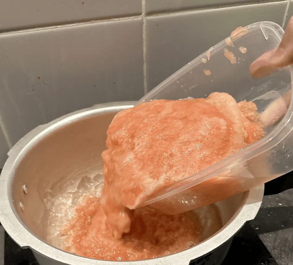 倒入番茄蓉